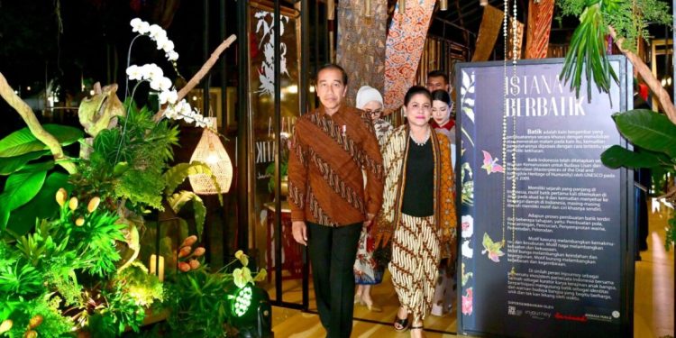 Presiden Joko Widodo didampingi Ibu Iriana Joko Widodo secara resmi membuka pagelaran Istana Berbatik yang digelar di halaman depan Istana Merdeka