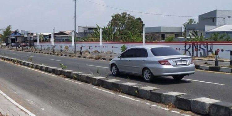 Proyek Jalan Tol Jogja-Solo Paket 2.2 Mengalami Pembongkaran Trotoar dan Separator di Ringroad Utara