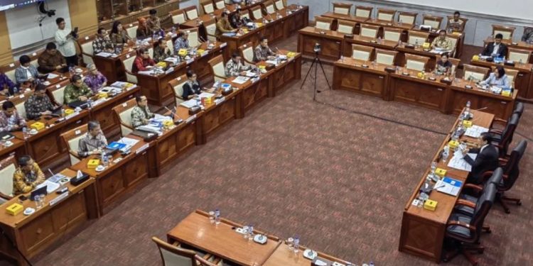 Rapat kerja Komisi I DPR bersama perwakilan Pemerintah dengan agenda pembahasan tingkat I RUU tentang pengesahan Treaty on the Prohibition of Nuclear Weapons atau Traktat Pelarangan Senjata Nuklir