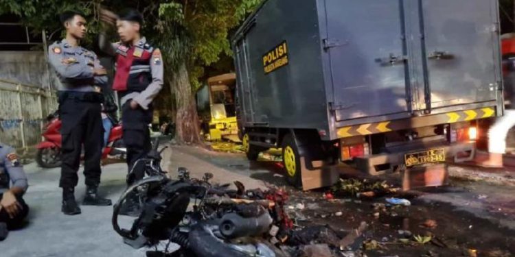 Salah satu bangkai sepeda motor yang menjadi korban perusakan dalam bentrok dua kelompok di Muntilan, Kabupaten Magelang