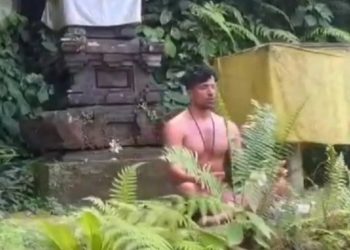 Tangkapan Layar video aksi WNA tanpa busana meditasi di depan tempat persembahyangan umat hindu di Bali