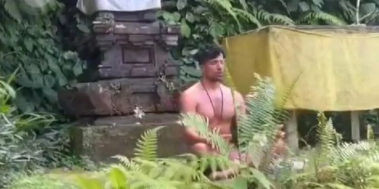Tangkapan Layar video aksi WNA tanpa busana meditasi di depan tempat persembahyangan umat hindu di Bali