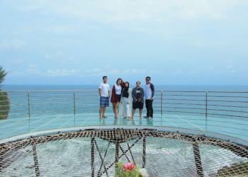 Wisata Teras Kaca Pantai Nguluran