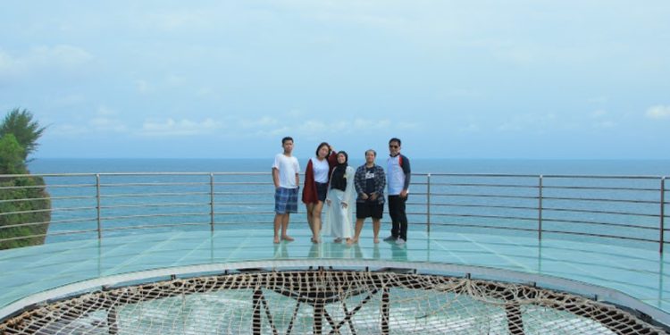 Wisata Teras Kaca Pantai Nguluran