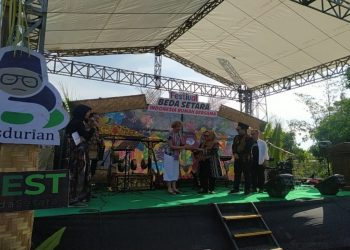 Alissa Wahid (berkerudung coklat) bersama dengan perwakilan Kedutaan Besar Belanda untuk Indonesia di Kampoeng Mataraman