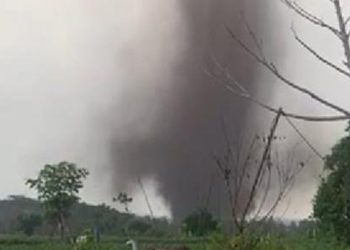 Angin puting beliung menerjang kandang hewan ternak, di Desa Sawir, Kecamatan Tambakboyo, Kabupaten Tuban