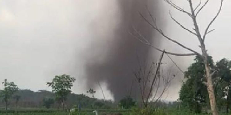 Angin puting beliung menerjang kandang hewan ternak, di Desa Sawir, Kecamatan Tambakboyo, Kabupaten Tuban