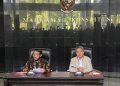 Mantan Ketua Mahkamah Konstitusi (MK) Anwar Usman (kiri) saat konferensi pers di Gedung MK RI