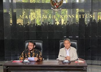 Mantan Ketua Mahkamah Konstitusi (MK) Anwar Usman (kiri) saat konferensi pers di Gedung MK RI