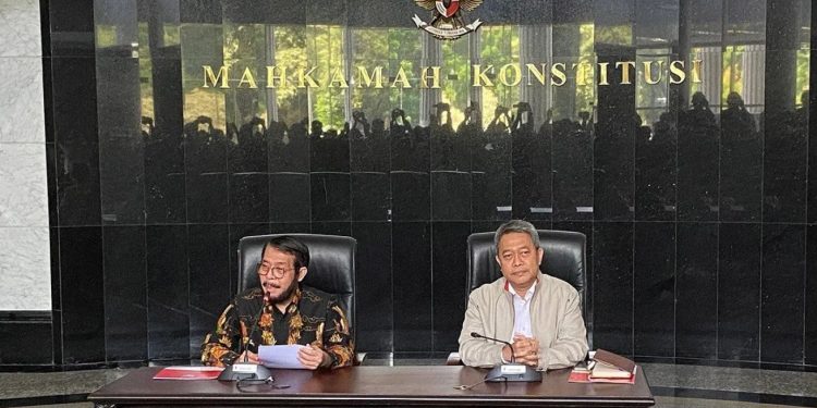 Mantan Ketua Mahkamah Konstitusi (MK) Anwar Usman (kiri) saat konferensi pers di Gedung MK RI