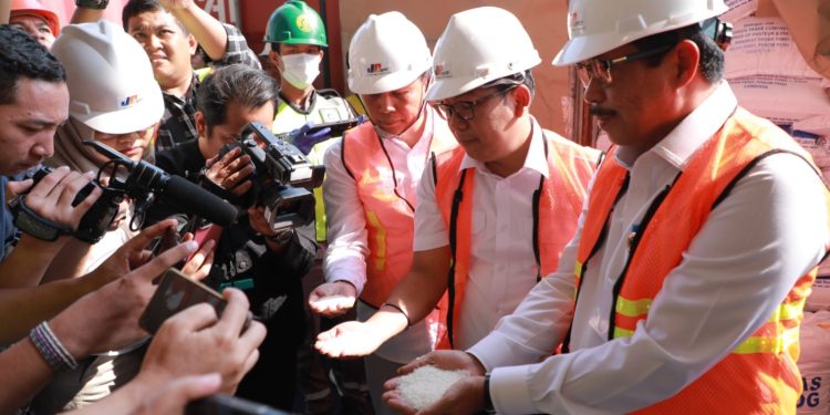 Bapanas meninjau bongkar muat beras impor dari Kamboja di Pelabuhan Tanjung Emas Semarang dan Gudang Bulog Randugarut