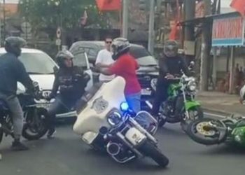 Cuplikan video pengendara moge dan ninja saling tinju-tendang di Jalan Denpasar-Gilimanuk, Kabupaten Badung, Bali