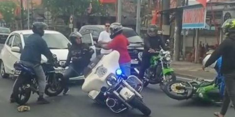 Cuplikan video pengendara moge dan ninja saling tinju-tendang di Jalan Denpasar-Gilimanuk, Kabupaten Badung, Bali