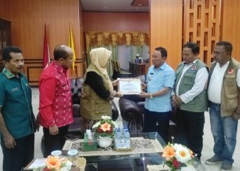 Direktur Pemulihan dan Peningkatan Sosial Ekonomi dan Sumber Daya Alam, Eny Supartini (baju hitam dengan rompi cokelat) menyerahkan bantuan berupa dana siap pakai kepada Pemerintah Kabupaten Kupang