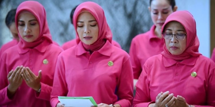 Eny Retno Yaqut memimpin doa bersama OASE Kabinet Indonesia Maju untuk kedamaian Palestina