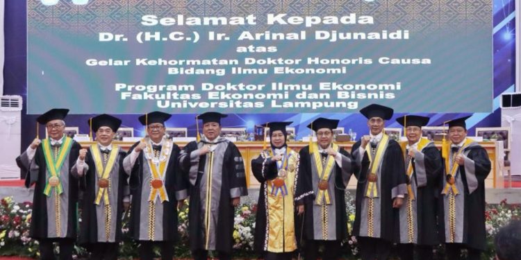 Gubernur Lampung Mendapat Gelar Kehormatan Doktor Honoris Causa Bidang Ilmu Ekonomi