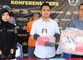 Kasat Reskrim Polresta Sleman AKP Riski Adrian Sedang Menunjukan Barang Bukti kasus merekam dan memotret penghuni kos perempuan