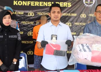 Kasat Reskrim Polresta Sleman AKP Riski Adrian Sedang Menunjukan Barang Bukti kasus merekam dan memotret penghuni kos perempuan