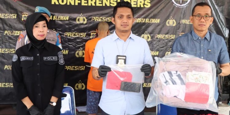 Kasat Reskrim Polresta Sleman AKP Riski Adrian Sedang Menunjukan Barang Bukti kasus merekam dan memotret penghuni kos perempuan