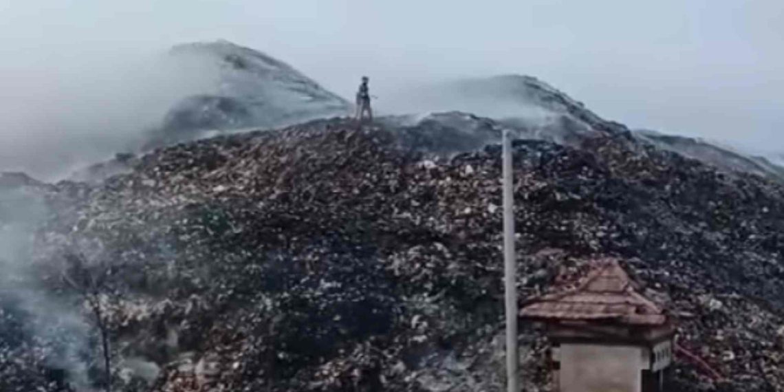 Kebakaran Tempat Pembuangan Akhir Jalupang Karawang