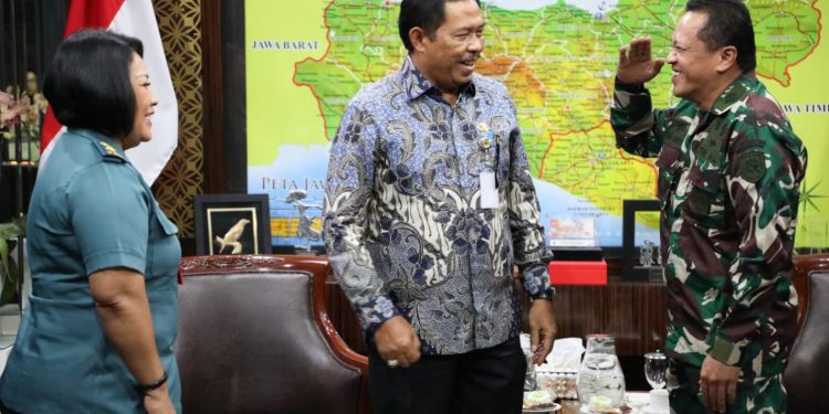 Komandan Pangkalan TNI Angkatan Laut bertemu Penjabat Gubernur Jawa Tengah di Kantor Gubernur Jawa Tengah