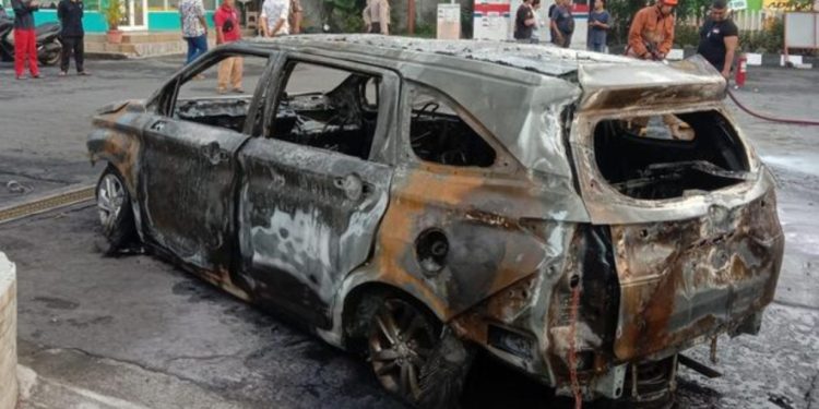 Kondisi mobil yang terbakar di depan SPBU Gejayan