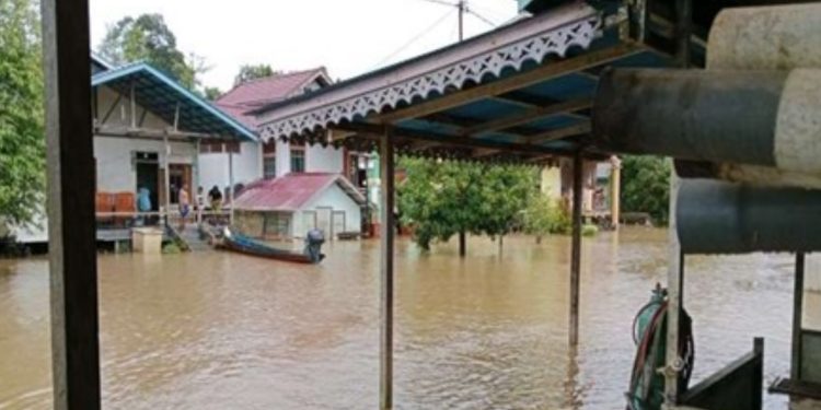 Kondisi rumah yang terendam banjir di Kabupaten Kapuas Hulu