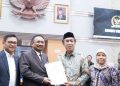 Menag Yaqut dan Komisi VIII usai menandatangani hasil Raker BPIH 2024