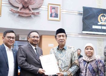 Menag Yaqut dan Komisi VIII usai menandatangani hasil Raker BPIH 2024