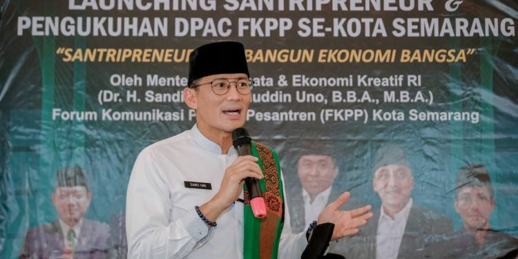Menparekraf Sandiaga Uno mengunjungi santri pelaku UMKM dalam acara Launching Santripreneur dan Pengukuhan DPAC FKPp se-Kota Semarang di Pondok Pesantren Fadhlul Fadhlan
