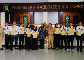 Ni Made Dwipanti Indrayanti, S.T., M.T., selaku Penjabat Bupati Kulon Progo telah menyerahkan Surat Keputusan Bupati dan mengangkat sembilan Pegawai Pemerintah dengan Perjanjian Kerja