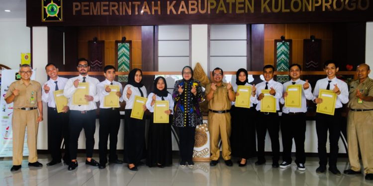 Ni Made Dwipanti Indrayanti, S.T., M.T., selaku Penjabat Bupati Kulon Progo telah menyerahkan Surat Keputusan Bupati dan mengangkat sembilan Pegawai Pemerintah dengan Perjanjian Kerja