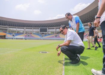 PJ Gubernur Jawa Tengah Nana Sudjana meninjau langsung kondisi infrastruktur dan sarana prasarana Stadion Manahan Kota Surakarta