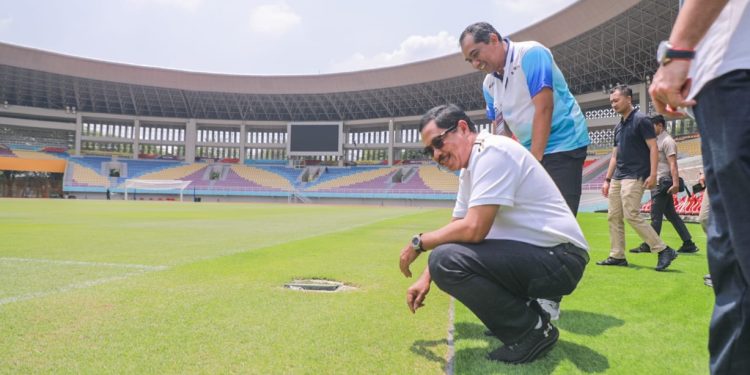 PJ Gubernur Jawa Tengah Nana Sudjana meninjau langsung kondisi infrastruktur dan sarana prasarana Stadion Manahan Kota Surakarta