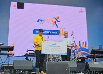 Pemberian CSR oleh Dato’DR Low Tuck Kwong di atas panggung dan diterima oleh Indrodjojo Kusumonegoro