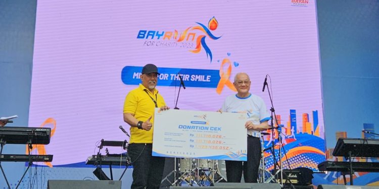 Pemberian CSR oleh Dato’DR Low Tuck Kwong di atas panggung dan diterima oleh Indrodjojo Kusumonegoro