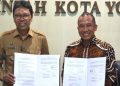 Pj Walikota Jogja Singgih Raharjo bersama Direktur Utama BPR Bank Jogja menunjukkan berita acara penandatanganan penyertaan modal