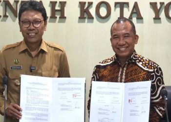 Pj Walikota Jogja Singgih Raharjo bersama Direktur Utama BPR Bank Jogja menunjukkan berita acara penandatanganan penyertaan modal