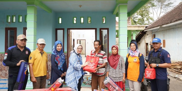 Pj. Bupati Lumajang, Indah Wahyuni Memberikan Bantuan Korban kebakaran di Lumajang