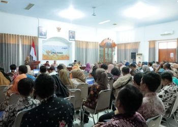 Pj. Bupati Lumajang, Indah Wahyuni membuka secara resmi kegiatan Sosialisasi Aplikasi Srikandi, bertempat di Panti PKK Lumajang