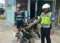 Polisi sedang menilang kesatria baja hitam di perempatan kentungan sleman jogja