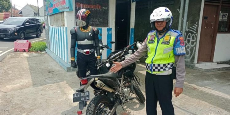 Polisi sedang menilang kesatria baja hitam di perempatan kentungan sleman jogja