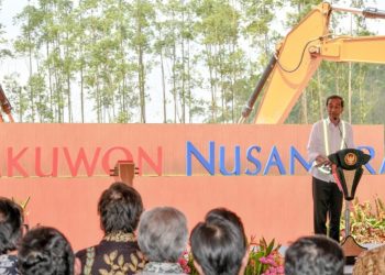 Presiden Joko Widodo melakukan peletakan batu pertama atau groundbreaking Pakuwon Nusantara di kawasan IKN