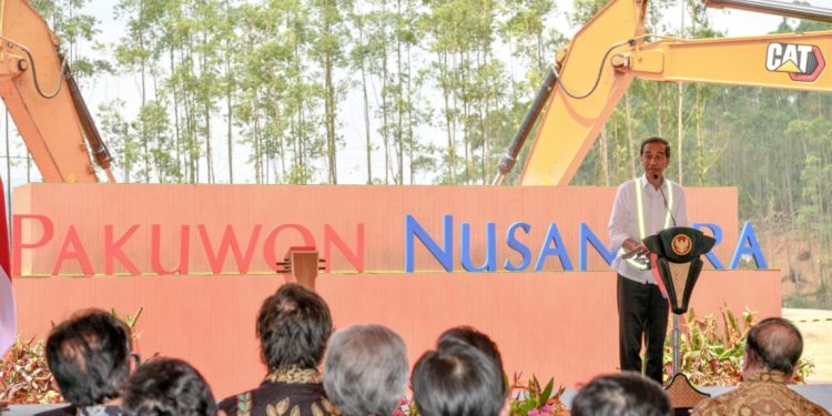Presiden Joko Widodo melakukan peletakan batu pertama atau groundbreaking Pakuwon Nusantara di kawasan IKN