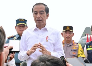 Presiden Joko Widodo menyampaikan keterangannya usai melepas bantuan kemanusiaan dari Indonesia untuk Palestina di Pangkalan TNI AU Halim Perdanakusuma Jakarta