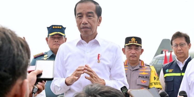 Presiden Joko Widodo menyampaikan keterangannya usai melepas bantuan kemanusiaan dari Indonesia untuk Palestina di Pangkalan TNI AU Halim Perdanakusuma Jakarta