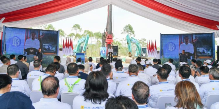 Presiden Joko Widodo secara resmi melakukan peletakan batu pertama atau groundbreaking untuk memulai pembangunan Kompleks Perkantoran Bank Indonesia di Ibu Kota Nusantara