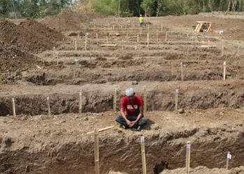 Seorang warga berziarah di lokasi kompleks makam baru untuk relokasi makam terkena proyek tol Solo-Jogja di Desa Brangkal, Kecamatan Karanganom