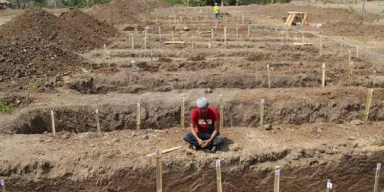 Seorang warga berziarah di lokasi kompleks makam baru untuk relokasi makam terkena proyek tol Solo-Jogja di Desa Brangkal, Kecamatan Karanganom