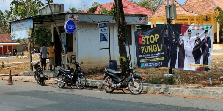 Spanduk Stop Pungli Terpasang di dekat Pos TPR Gunungkidul